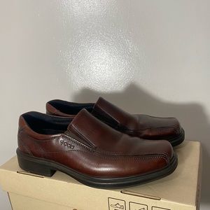 Ecco Brown leather shoes! Size 7-7.5 Only used twice!